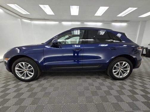Gentian Blue Metallic 2026 Porsche Macan Macan