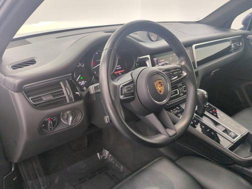Gentian Blue Metallic 2022 Porsche Macan Macan