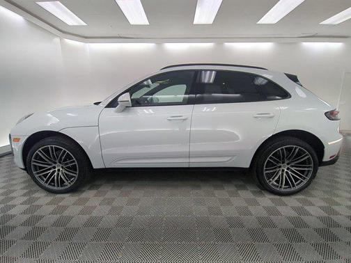 Carrara White Metallic 2026 Porsche Macan Macan