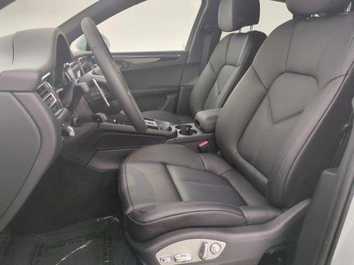 Carrara White Metallic 2026 Porsche Macan Macan