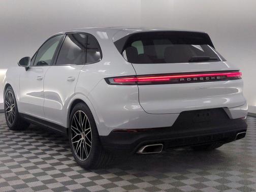Carrara White Metallic 2026 Porsche Cayenne Cayenne