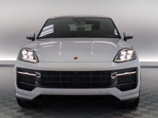 Carrara White Meta 2025 Porsche Cayenne GTS