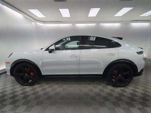 Carrara White Meta 2025 Porsche Cayenne GTS