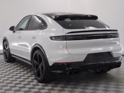 Carrara White Meta 2025 Porsche Cayenne GTS