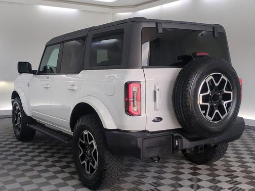 Oxford White 2023 Ford Bronco Outer Banks