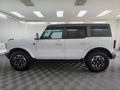Oxford White 2023 Ford Bronco Outer Banks