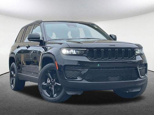 Diamond Black Crystal Pearlcoat 2025 Jeep Grand Cherokee Altitude