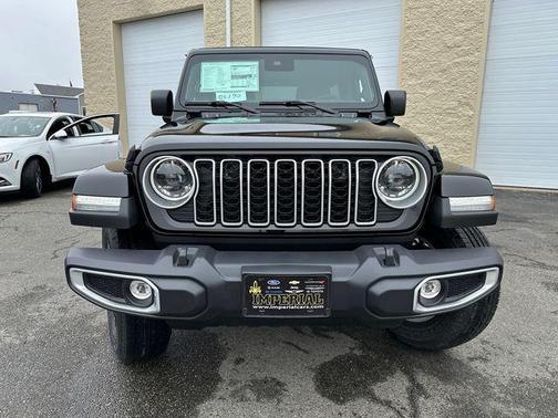 2025 Jeep Wrangler 4-Door Sahara 4x4
