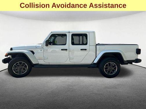 Bright White Clearcoat 2021 Jeep Gladiator Overland