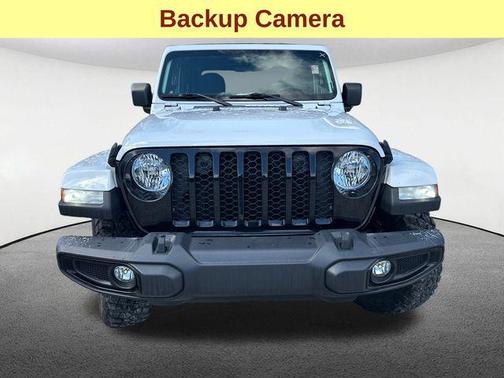 Bright White Clearcoat 2021 Jeep Gladiator Willys 4x4