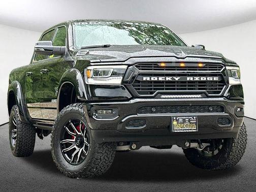 Diamond Black Crystal Pearlcoat 2023 RAM 1500 Big Horn/Lone Star