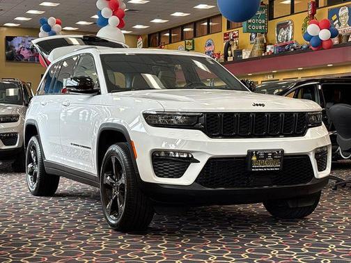 Bright White Clearcoat 2025 Jeep Grand Cherokee Limited