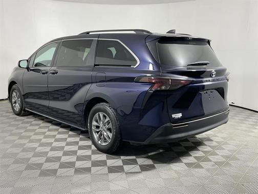 2024 Toyota Sienna LE