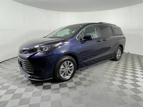 2024 Toyota Sienna LE