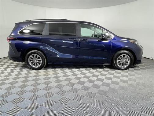 2024 Toyota Sienna LE
