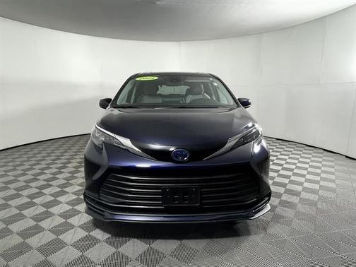 2024 Toyota Sienna LE