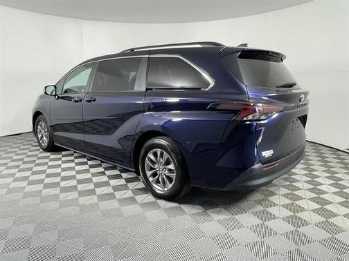 2024 Toyota Sienna LE