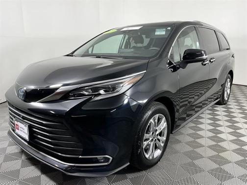 2023 Toyota Sienna Platinum 7 Passenger