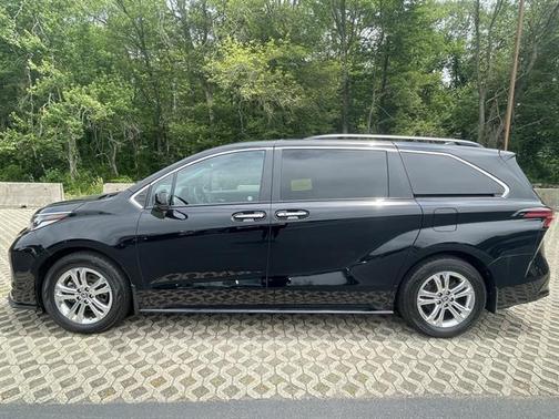2022 Toyota Sienna XSE 7 Passenger