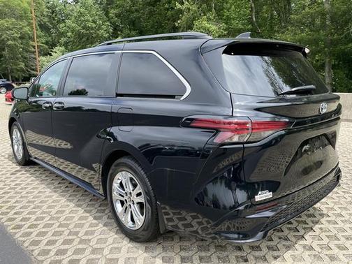 2022 Toyota Sienna XSE 7 Passenger