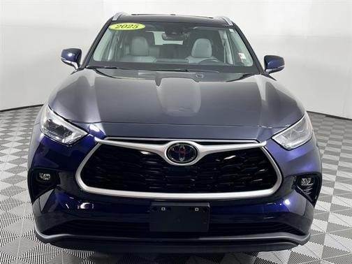 2025 Toyota Highlander Hybrid XLE