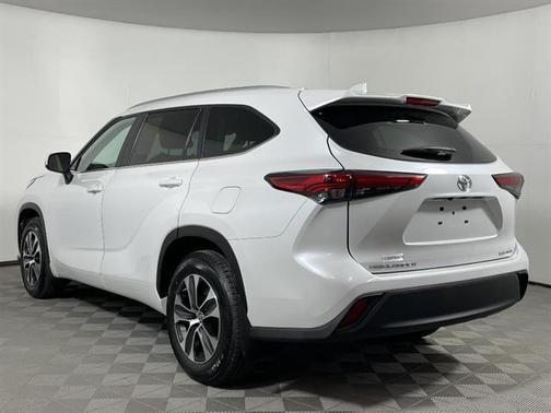 Wind Chill Pearl 2023 Toyota Highlander XLE