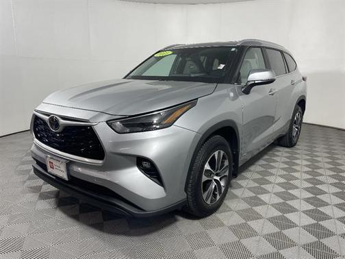 Celestial Silver Metallic 2025 Toyota Highlander Hybrid XLE