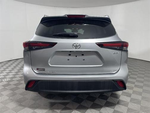 Celestial Silver Metallic 2025 Toyota Highlander Hybrid XLE