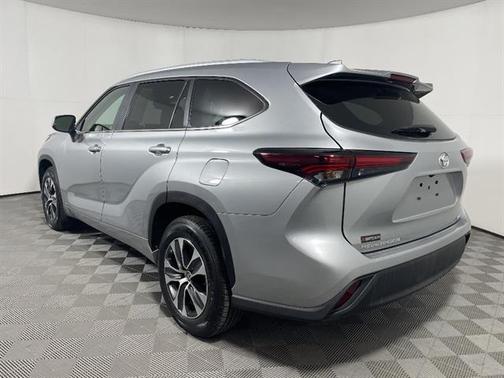 Celestial Silver Metallic 2025 Toyota Highlander Hybrid XLE