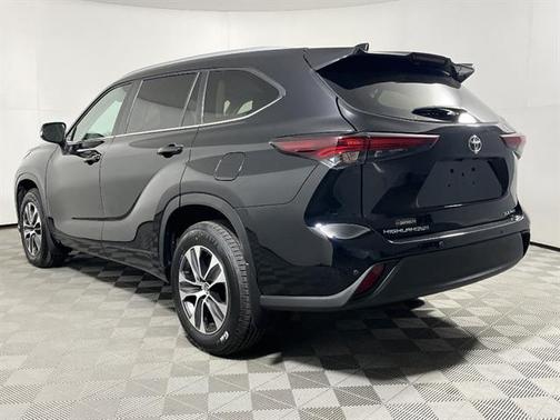 Midnight Black Metallic 2024 Toyota Highlander XLE