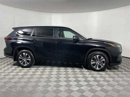 Midnight Black Metallic 2024 Toyota Highlander XLE