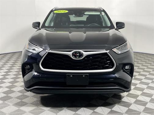 Midnight Black Metallic 2024 Toyota Highlander XLE