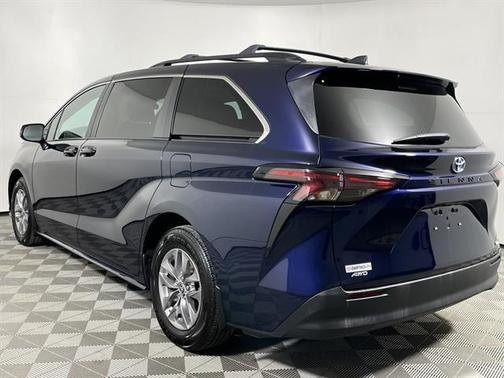 2023 Toyota Sienna LE