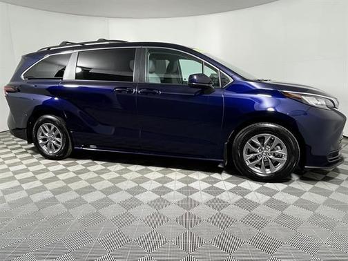 2023 Toyota Sienna LE