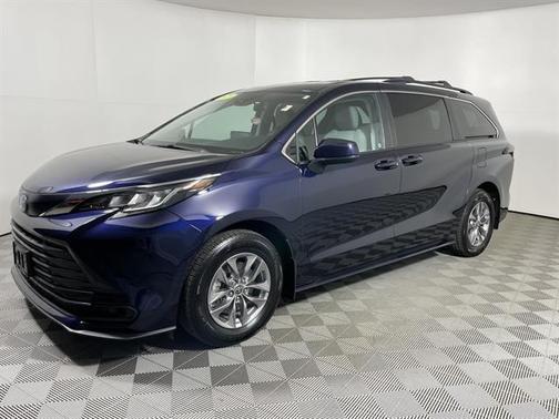 2023 Toyota Sienna LE