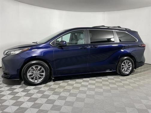 2023 Toyota Sienna LE