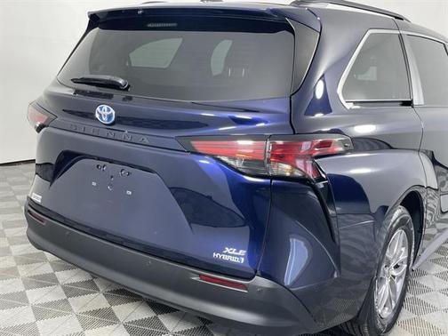 2021 Toyota Sienna XLE 8 Passenger