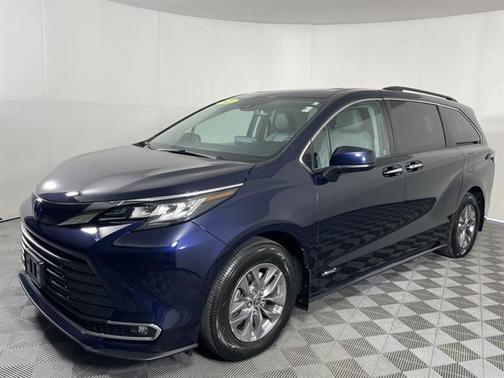 2021 Toyota Sienna XLE 8 Passenger