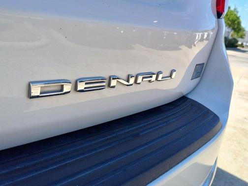 White Frost Tricoat 2023 GMC Yukon Denali