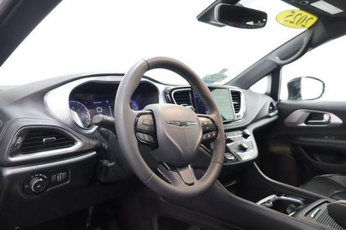 Bright White Clearcoat 2025 Chrysler Pacifica Limited