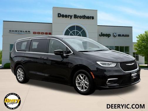 Diamond Black Crystal Pearlcoat 2025 Chrysler Pacifica L