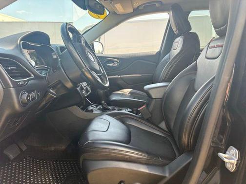 Diamond Black Crystal Pearlcoat 2019 Jeep Cherokee Trailhawk
