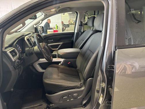 2017 Nissan Titan SV