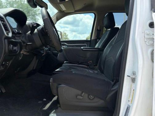 Bright White Clearcoat 2019 RAM 1500 Big Horn