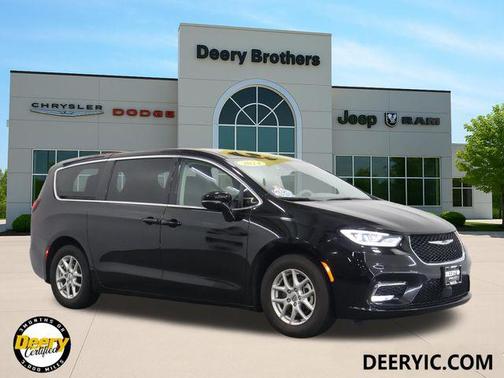 Diamond Black Crystal Pearlcoat 2024 Chrysler Pacifica Touring L