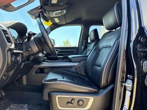 Diamond Black Crystal Pearlcoat 2023 RAM 1500 Laramie