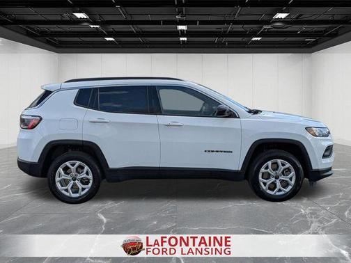 Bright White Clearcoat 2025 Jeep Compass Latitude