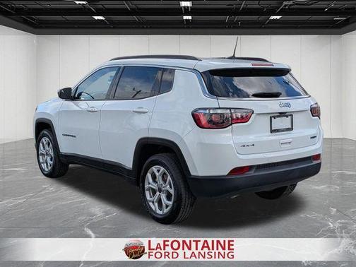 Bright White Clearcoat 2025 Jeep Compass Latitude