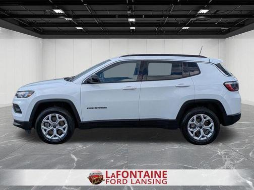 Bright White Clearcoat 2025 Jeep Compass Latitude