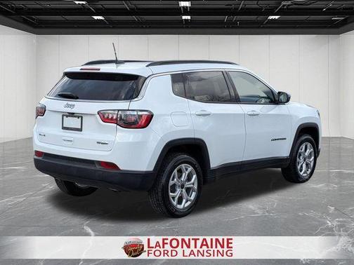Bright White Clearcoat 2025 Jeep Compass Latitude